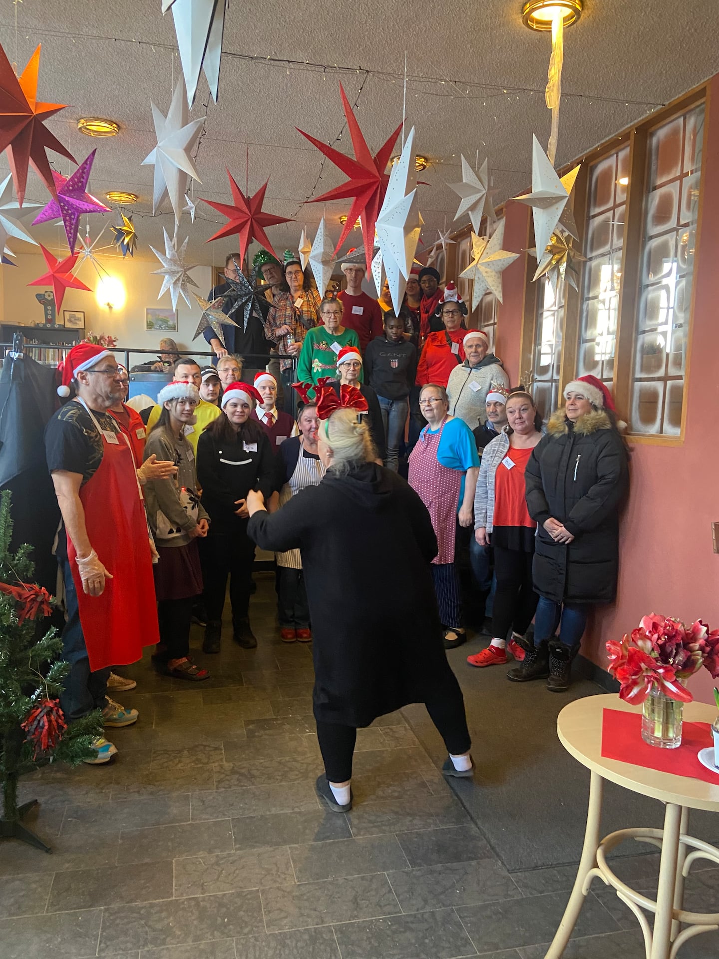 Diakon Anette Kyhlström ser till att alla volontärer är på plats för gruppfoto innan juldagslunchen börjar i Centrumkyrkan i Farsta.