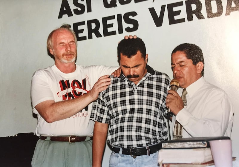 Förbön. Börje Erdtman och fängelsepredikanten Oscar Osorio (t h) ber för fängelsedirektören i det tidigare ökända Bella Vista-fängelset i Colombia. Osorio besökte Sverige i mars 2018 och intervjuades då i Dagen. Senare det året blev han mördad i sitt hem i Oklahoma, dit han flyttat på grund av dödshot i Colombia.