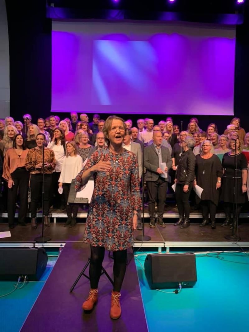 Trofén 2019 med en av körledarna från 1970-talet: Lisbet Wiklund (då Blomqvist).