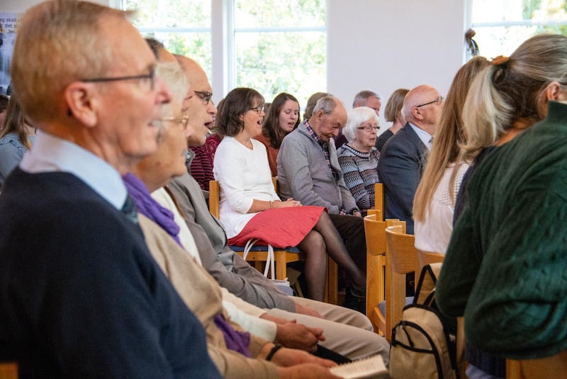 I mycket liknar Hällebergskyrkans gudstjänst vilken frikyrkoförsamling som helst på en mindre ort. Men det är också en församling som har drabbats av splittringar genom historien och nu granskas i västkustmedierna.