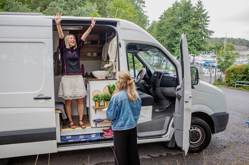 Cilla Eriksson har byggt om skåpbil (som hon namngett Bumbelina) till bostad. Nu ger hon sig ut i Europa för att evangelisera.