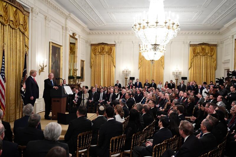 Israels premiärminister Benjamin Netanyahu och USA:s president Donald Trump talar under presentationen av fredsplanen på tisdagskvällen svensk tid.