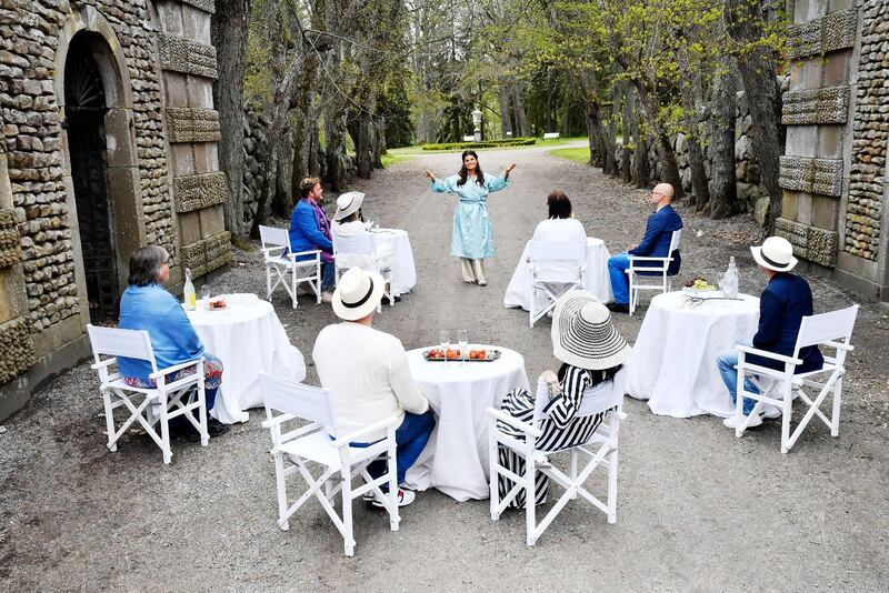 Carola ger konserter i miniformat på Steninge slott.