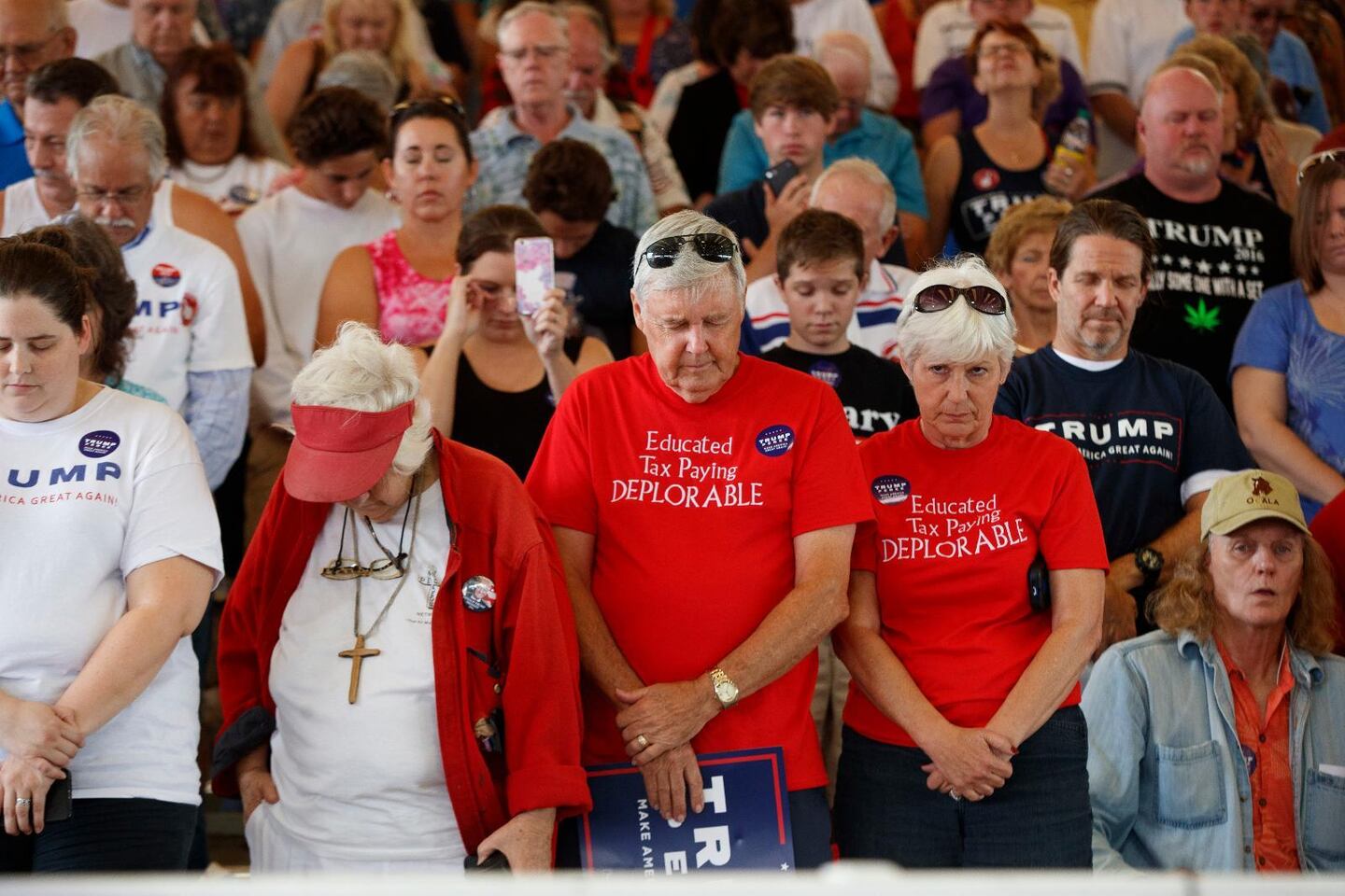 Bön under ett Trumpevent. Omkring 80 procent av vita evangelikala väljare röstade på Donald Trump i presidentvalet 2016. Ett faktum 	som lett till stora diskussioner inom den evangelikala rörelsen i USA.