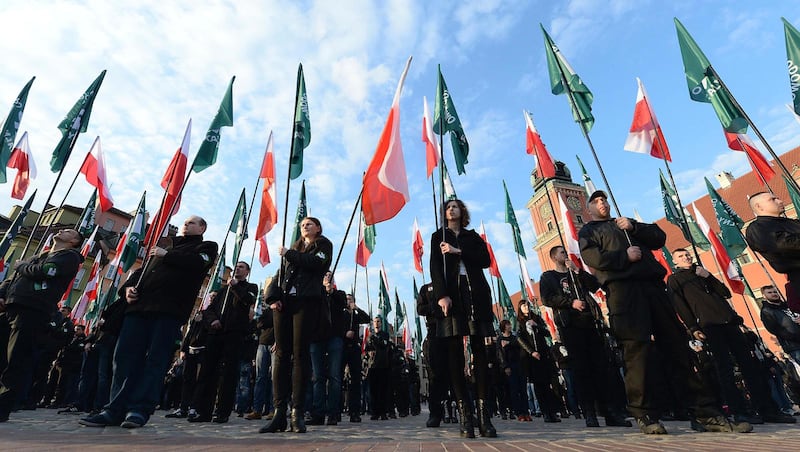 Medlemmar ur den högerextrema gruppen National-Radical Camp under en manifestation i Warszawa, Polen.  