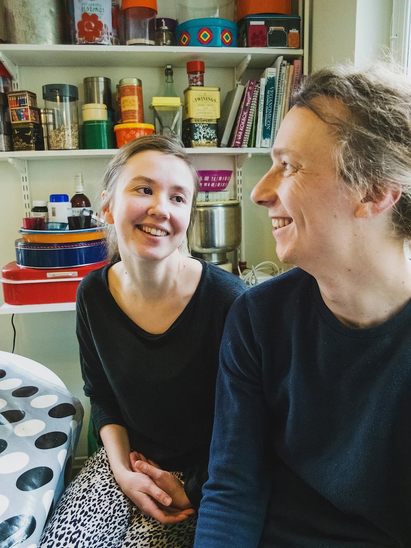 Väljer bort kött. Sara Ytterbrink­, Klas Nordenskiöld och deras son Mir äter vegansk kost. Familjens kristna tro väger in i beslutet.