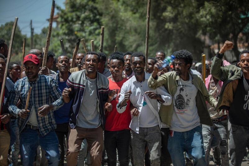 En grupp som stödjer aktivisten Jawar Mohammed sjunger och skriker slogans under demonstrationer torsdag 24 oktober. I helgen fortsatte oroligheterna som resulterade i 90 döda och där kyrkor attackerades.