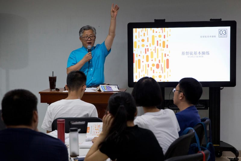 Pastor Jin Minri undervisar om grunderna i kristen tro vid en samling i Zion Church i Peking, en av de kyrkor som den senaste tiden stängts av myndigheterna.