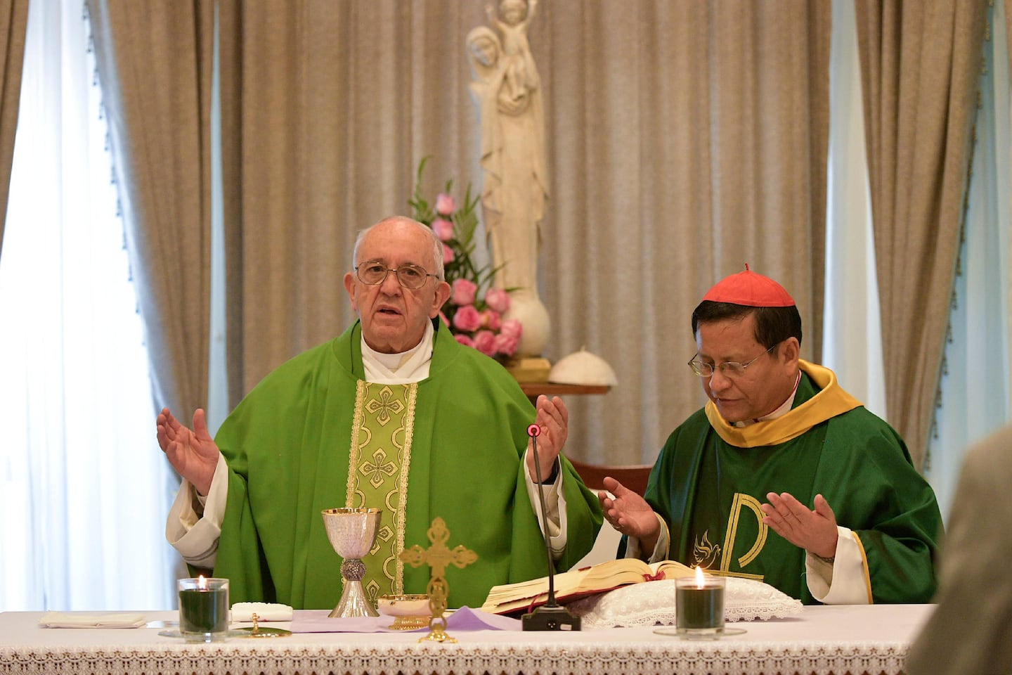 Kardinal Charles Bo av Yangon (till vänster) firar mässa tillsammans med påven Franciskus.