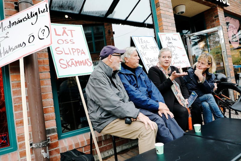 Lidingö är den första kommun i Stockholms län att införa ett lokalt tiggeriförbud. Inför omröstningen i kommunfullmäktige hölls en demonstration i Lidingö centrum. Rune Forsbeck, Christian Jansson, Anna Fandin och Gill Lindroos var några som protesterade.