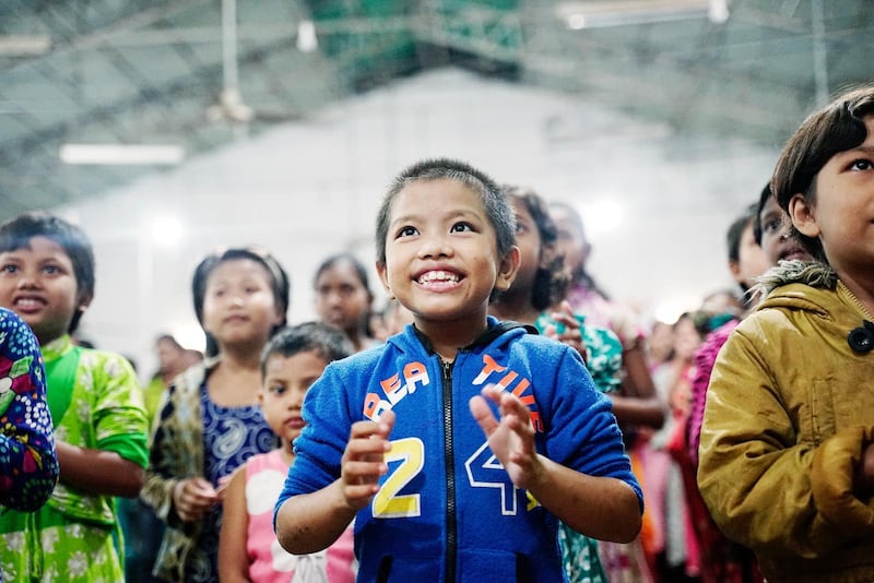 När sexåriga Pushpani Kumi först kom till skolan i norra Bangladesh var hon ensam om att tala sitt folks språk. Men nu kan hon mer och mer av det gemensamma språket bengali och har börjat skratta igen.	Foto: Jonatan Sverker