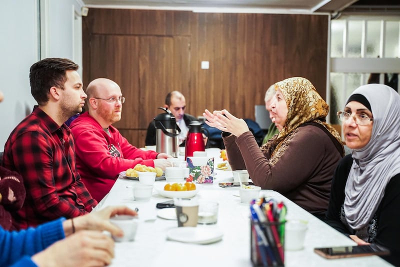 Språkkaféet i Smyrna i Göteborgsförorten Gårdsten.