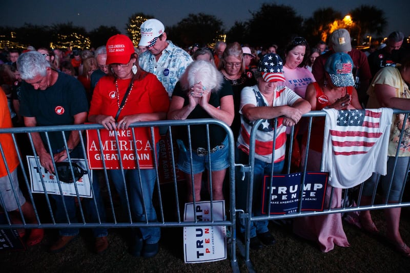 Kristna ber för Donald Trump under ett valmöte i Panama City, Florida.