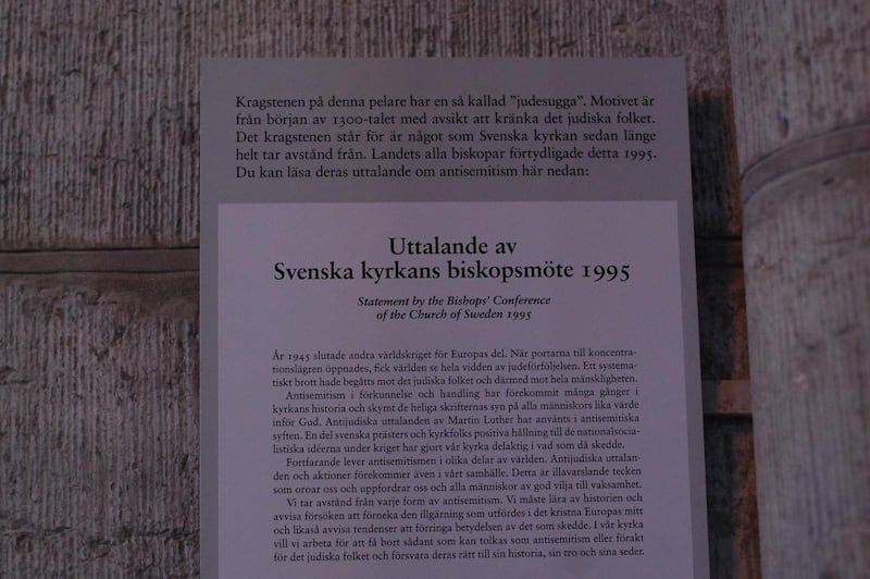 Anslaget från biskopsmötet 1995 berättar att Svenska kyrkan tagit avstånd från all typ av antisemitism. Det sitter i anslutning till judesuggan.