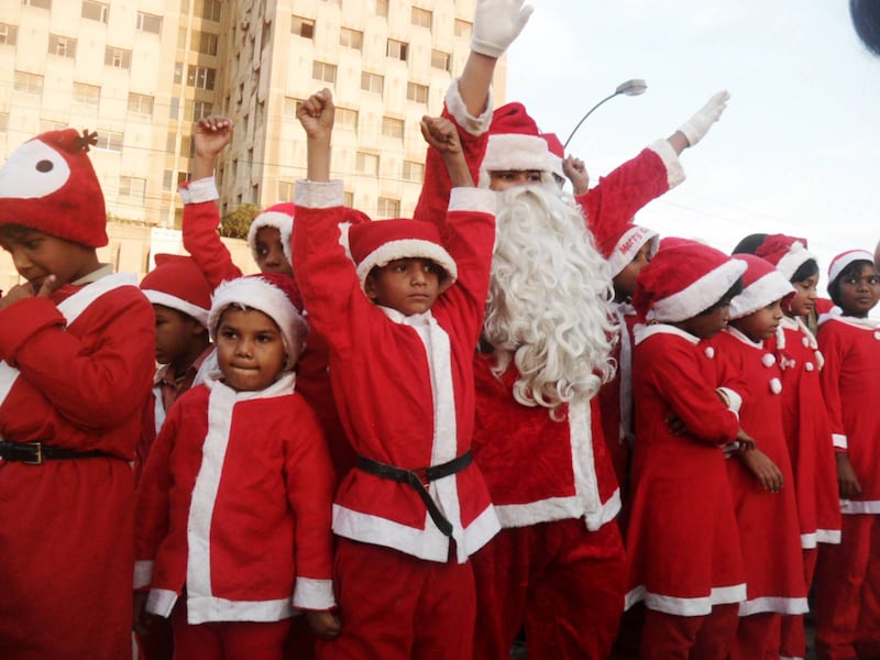 Invånarna i Pakistans största stad Karachi trodde knappt sina ögon när 800 tomtar förra året började dela ut paket och berätta om julens huvudperson Jesus.