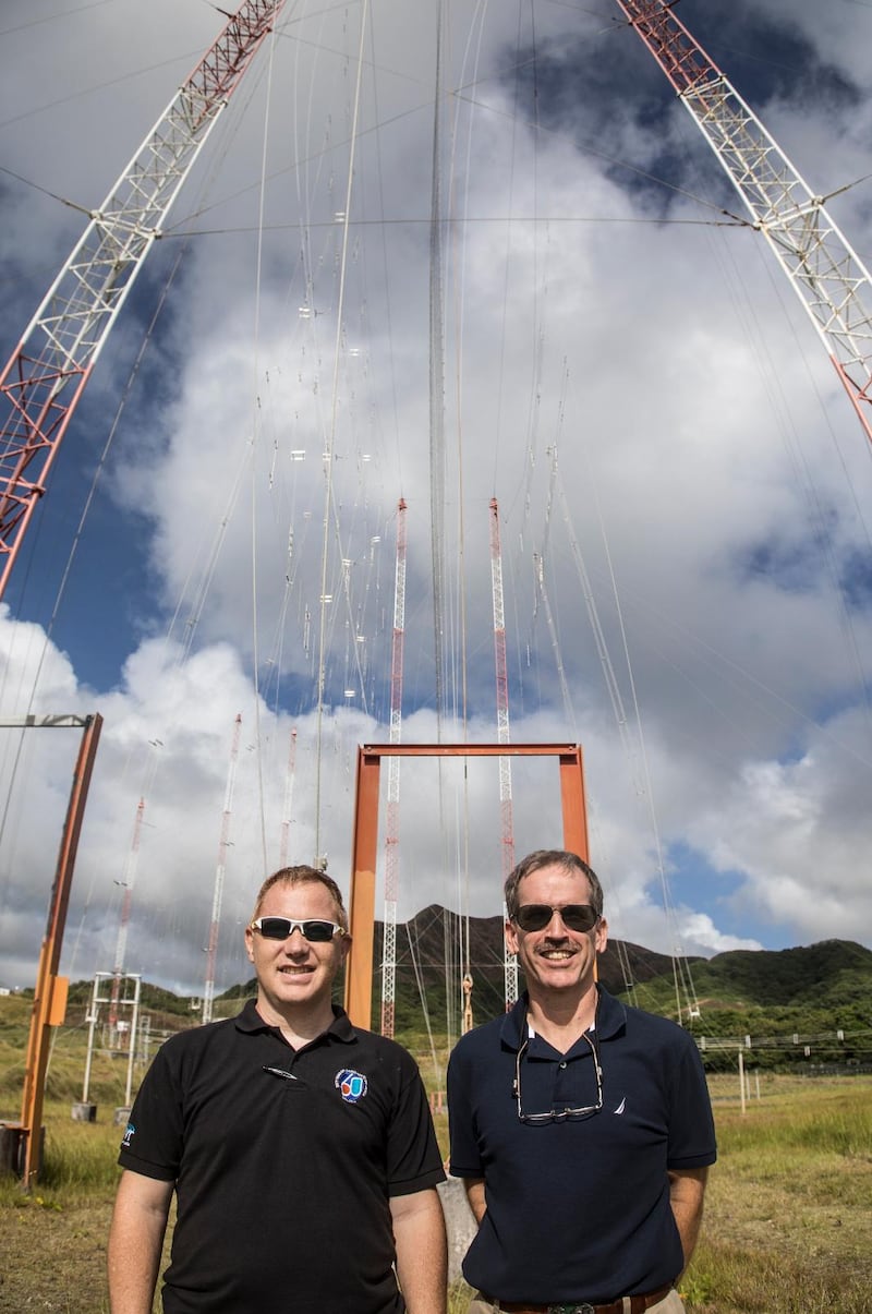 Grant Hodgins, stationschef, och tekniske chefen Mike Sabin vid TWR:s antenner.