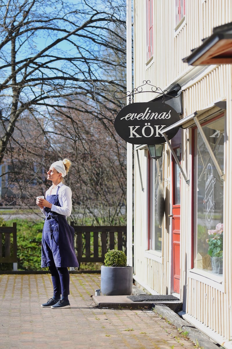 Evelina Borneling fick frågan av sin pastor att hyra bottenvåningen i sekelskifteshuset i Forserum och vågade då satsa på att öppna Evelinas kök.