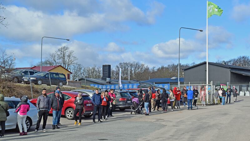 Invigning Pingstkyrkans second hand i Karlskrona i församlingens nya sociala center Stämjärnet. Lördag den 10 april 2021. Kö till butiken.