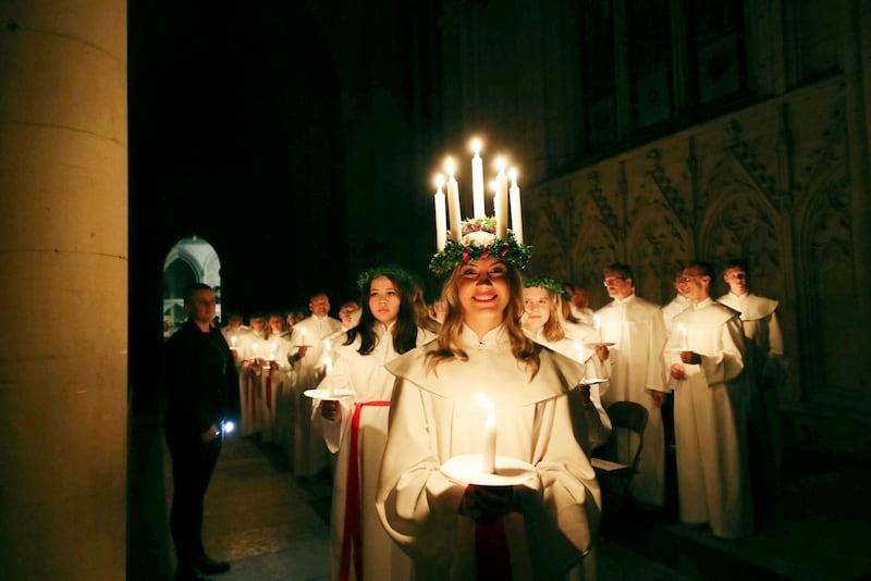 Svenskt luciatåg i den stora katedralen York Minster i London.