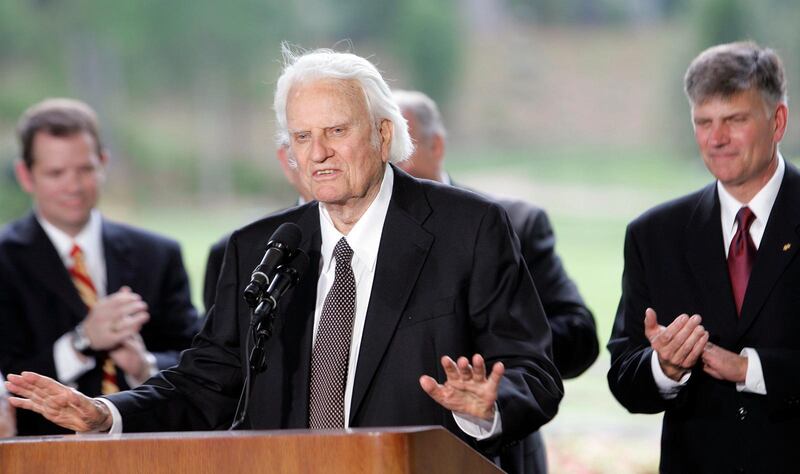 Billy Graham talar vid invigningen av Billy Graham-biblioteket i Charlotte. Till höger, Franklin Graham.