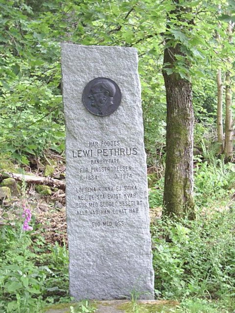 15. Lewi Pethrus minnessten, Halleberg, Vargön.