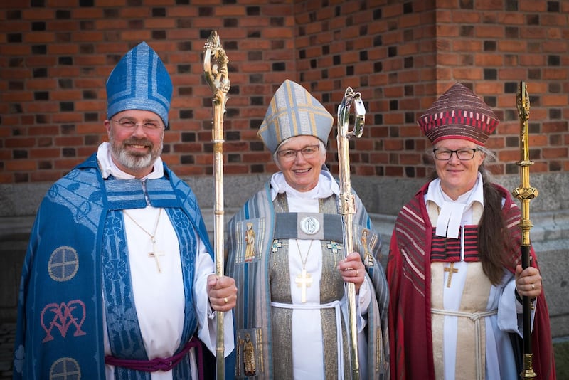 Nya biskoparna Thomas Petersson, Visby stift, och Åsa Nyström, Luleå stift, ihop med ärkebiskop Antje Jackelén (mitten) efter söndagens biskopsvigning i Uppsala.