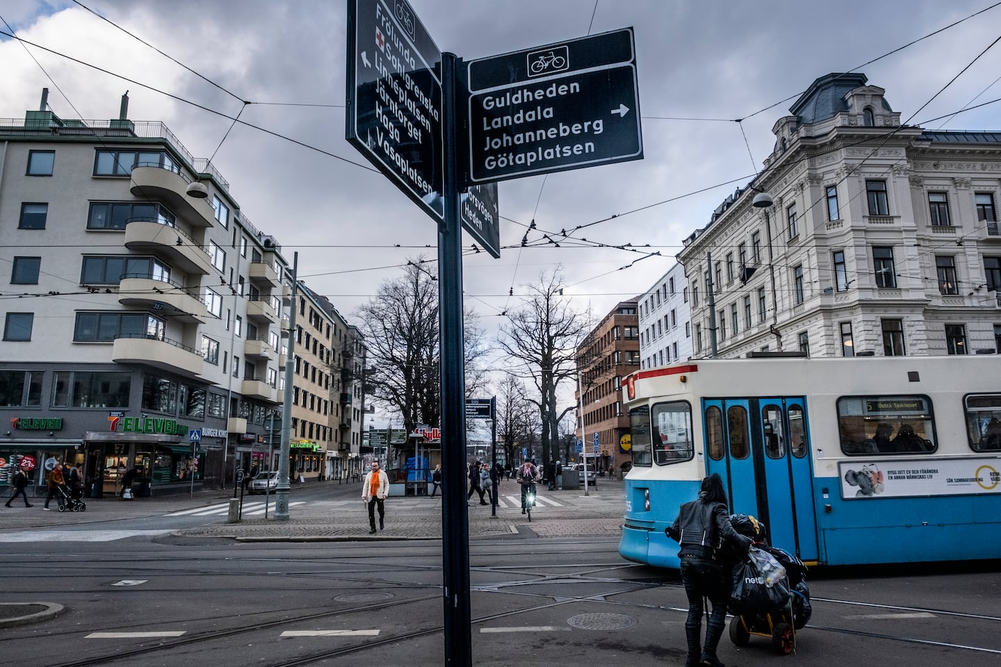 En spårvagn i korsningen Vasagatan och Kungsportsavenyn i Göteborg.