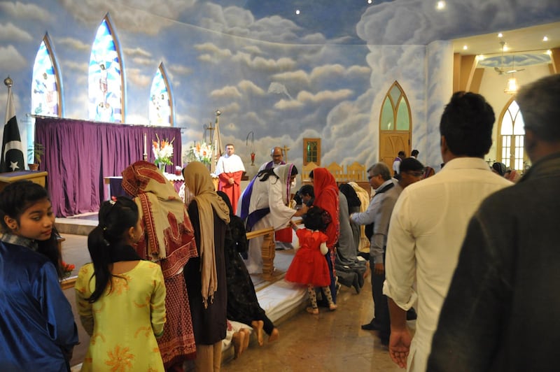 En gudstjänst i Central Cathedral of Praying Hands i huvudstaden Lahore.