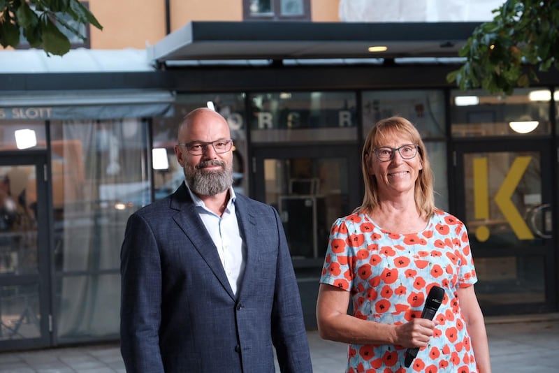 Pastor Niklas Piensoho och äldreansvarig Anna-Lena Johansson under programmet "Allsång på Rörstrand".