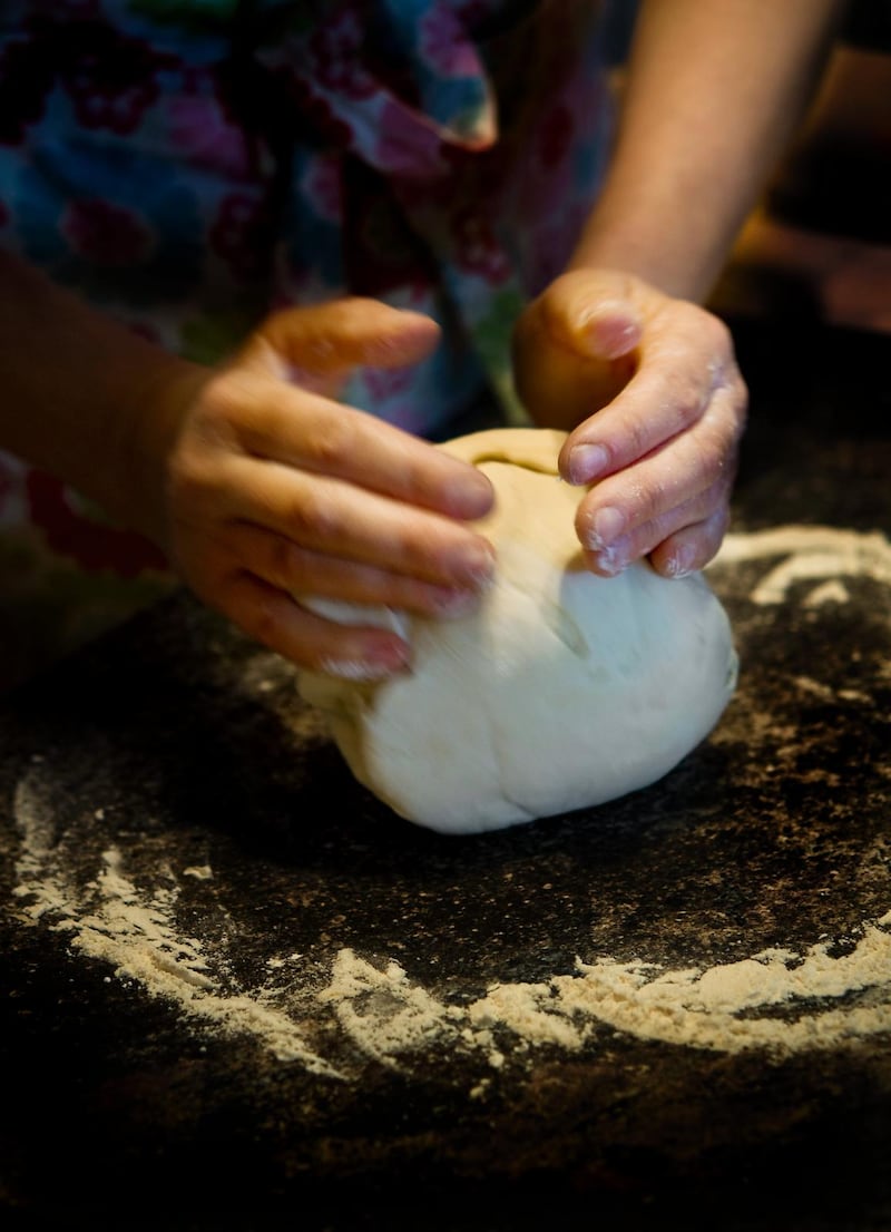 Knådar. Jesus sammanfattar buden i det dubbla kärleksbudet ”Du skall älska Herren, din Gud, av hela ditt hjärta och med hela din själ och med hela din kraft och med hela ditt förstånd, och din nästa som dig själv.”