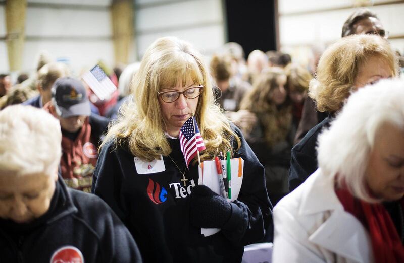 Åhörarna förenas i bön innan Ted Cruz ska tala, den här gången i en flyghangar i Kennesaw, Georgia