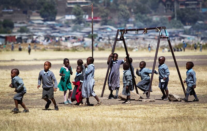 Föräldralösa barn från Faraja Children’s Home leker vid den skola i Kenya som de går på. 