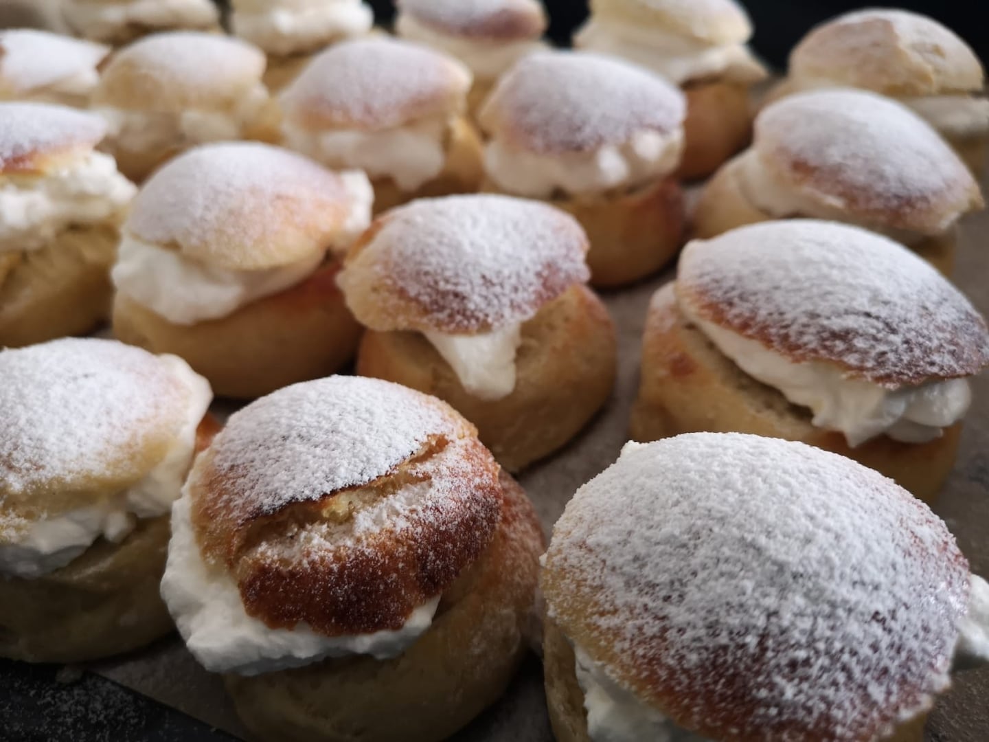 Erik Johansson på plats i Armenien, har bakat semlor.