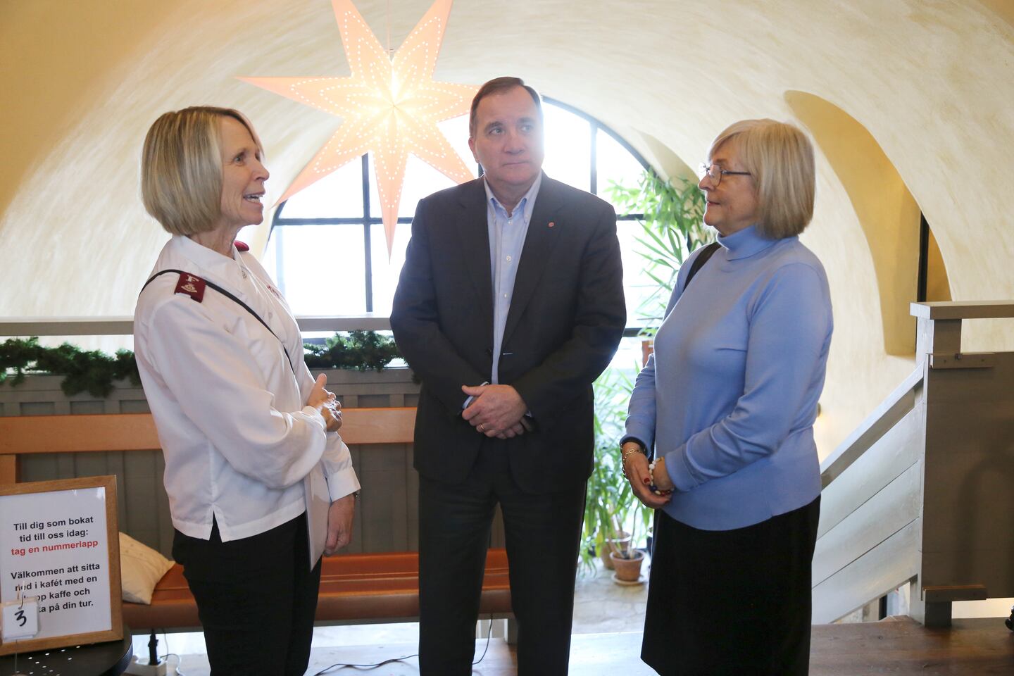 Stefan och Ulla Löfven på besök hos Frälsningsarmén i Visby, där de träffar Ann-Christine Karlsten.