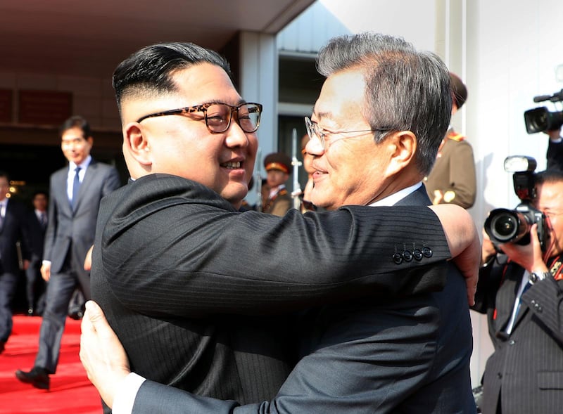 Presidentmöte. Nordkoreas Kim Jong-un och Sydkoreas Moon Jae-In kramar om varandra efter deras möte den 26 maj.