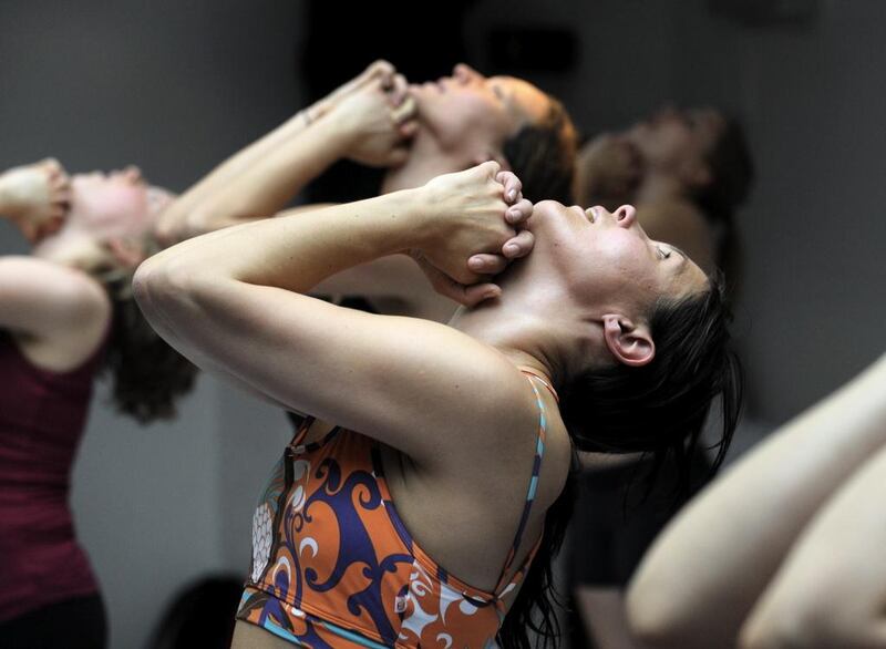 Yogaeventen i kyrkan blev populära och lockade hundratals intresserade. (Observera att personer på bild inte har samband med artikel - bild från pass i bikramyoga i Stockholm).