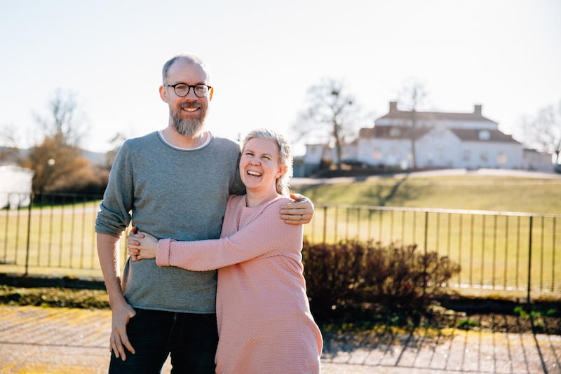 Petra och David Kjellgren utanför bibelskolan i Rimforsa.