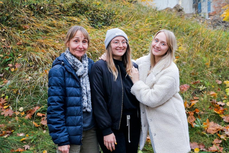 Susanne, Emmy och Elina Flenstet Waleij vill väcka samtalet om utseendehetsen de upplevt inom frikyrkan. ”Jag skulle önska att kyrkan fick vara en fristad där man fick vara sig själv”, säger mamman Susanne.