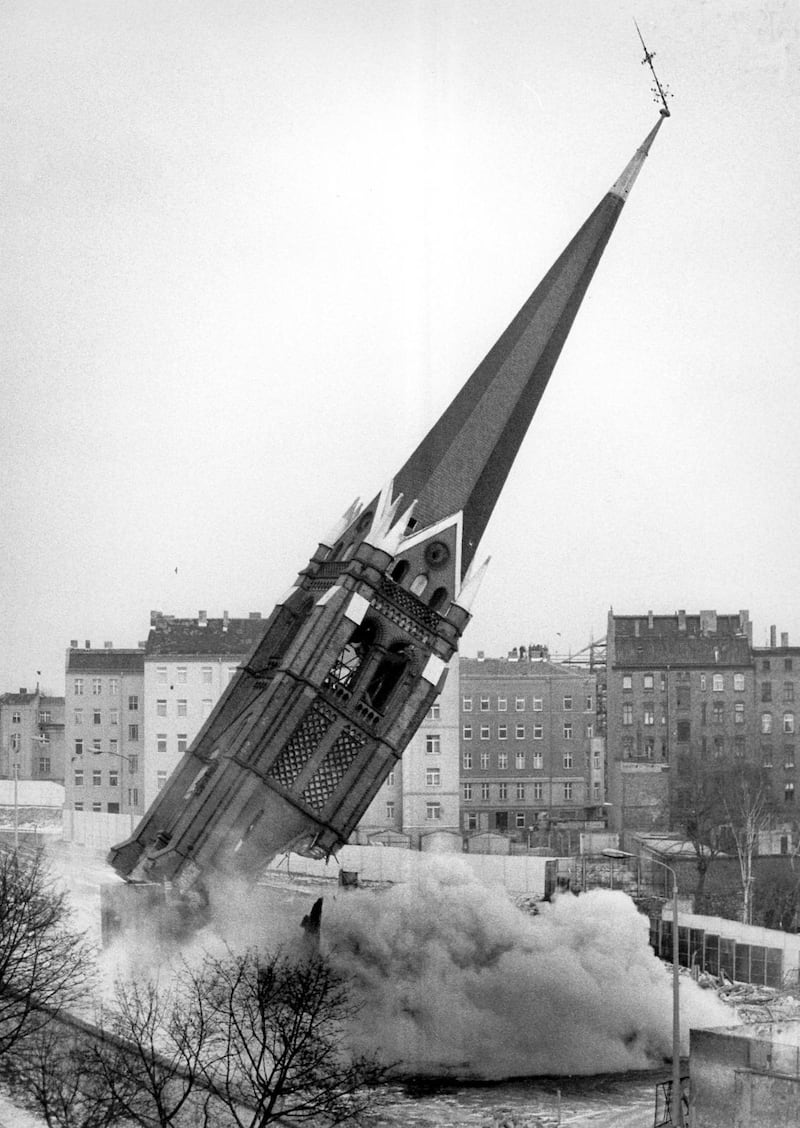 Försoningskyrkan. Kanske retade namnet DDR-regimen för mycket. 1985 bestämde man plötsligt att den skulle jämnas med marken. Kliniskt och korrekt motiverades beslutet. Orsaken var att öka ”säkerheten, ordningen och renheten” vid statsgränsen till Västberlin.