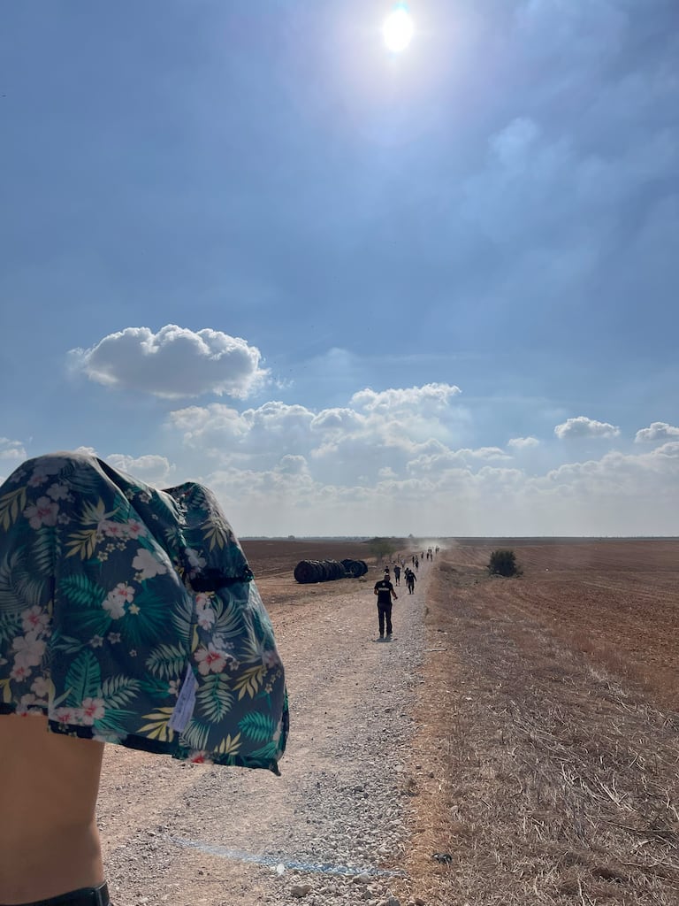 Jonathan Diller, överlevare från massakern på musikfestivalen i Israel den 7 oktober. Bilder från hans mobil.