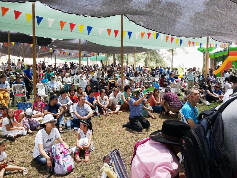 Messianska judar firar den judiska helgen shavuot, veckofesten, i byn Yad Hashmona. 