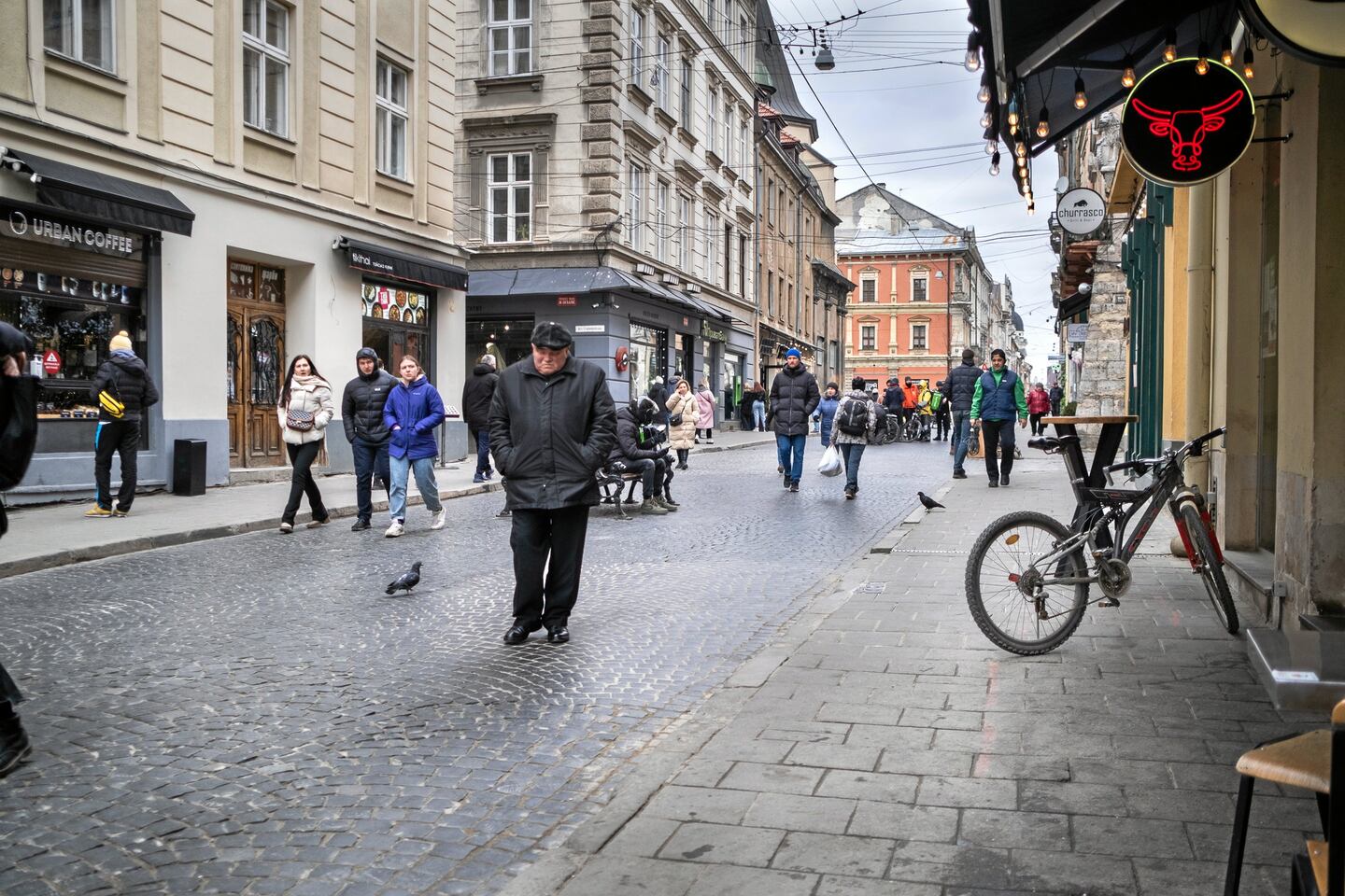 Gågata, staden Lviv i Ukraina.