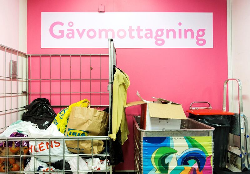 Kyrkornas second hand-butiker i sommar har tagit igen mycket av den förlorade försäljningen under våren. Gåvomottagning på Myrornas second hand-affär i Malmö.