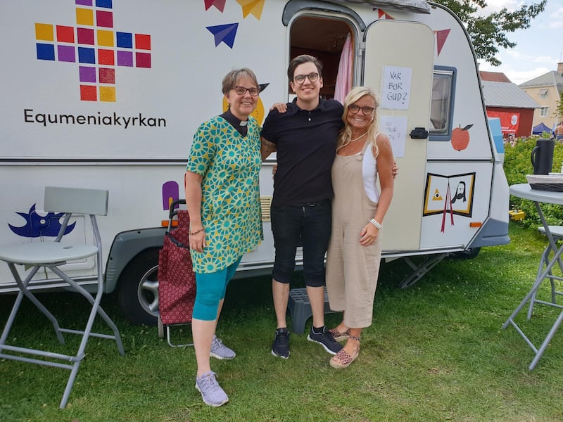 Equmenias utsända på Svenska dansbandsveckan i Malung. Från vänster Lena Bergström, Johan Wikström och Kerstin Rask Lind framför Equmeniakyrkans husvagn.