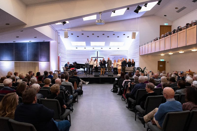 Pingstkyrkan i Södertälje är som gjord för den här typen av musikframträdanden. Alla såg och hörde bra trots att kyrkan var fullsatt.