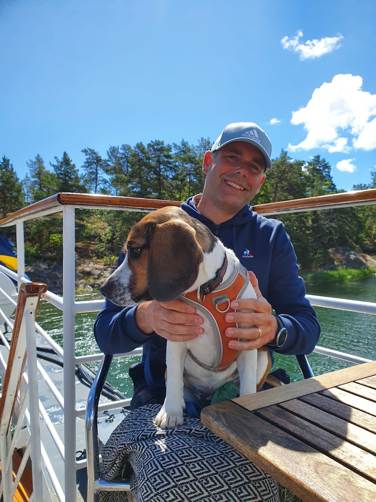 Mattias Bähr med hunden Bella.