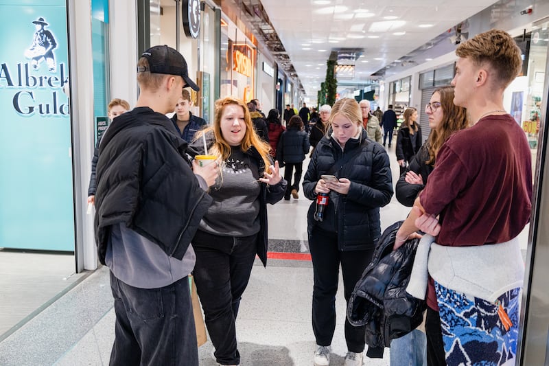 Team från USA berättar om Jesu kärlek bland shoppande svenskar. Dagen följde Carry the love-teamet under en dag av evangelisation och upptäckande av Guds tankar för individen.