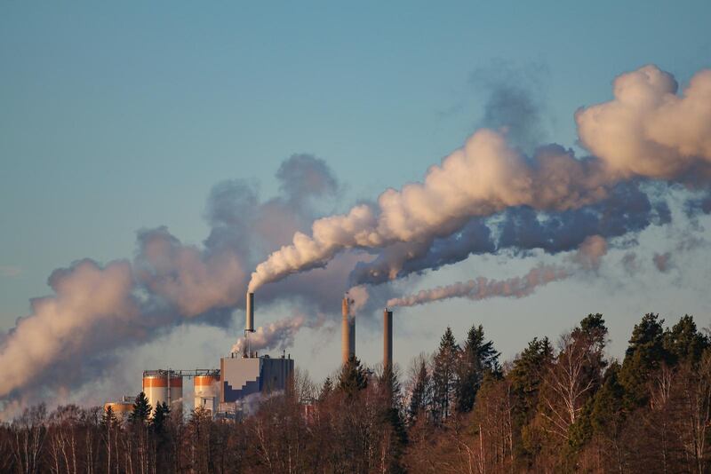 Efter ungefär 1920 har människan tillfört mer koldioxid än mängden i atmosfären har ökat. Under 2000-talet ungefär dubbelt så mycket utsläpp som ökad mängd i luften, skriver Allan Emrén. Bilden: Pappersbruk.