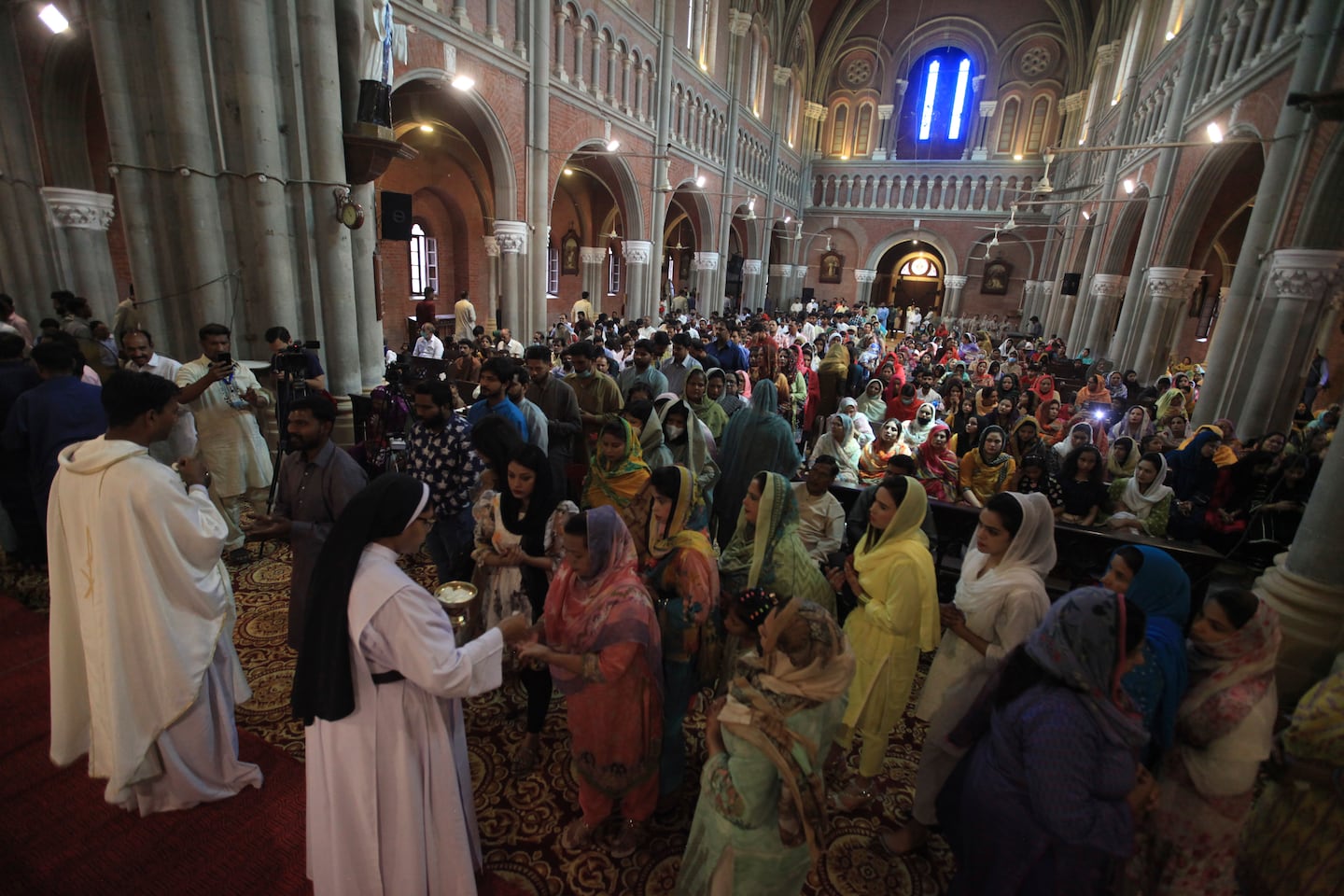 Gudstjänstfirare samlade på påskdagen i Heliga hjärtats katedral i Lahore i Pakistan.