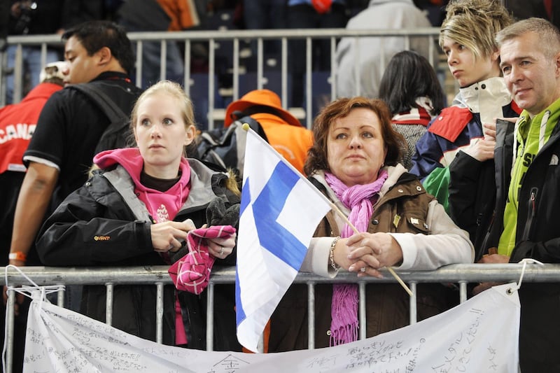 Mika Poutalas hustrun Sanna och hans mamma Päivi Poikonen-Poutala följer tävlingarna i Vancouver-OS.